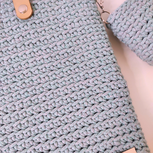 Horgolt laptoptartó egyedi méretben és színben - ajándék lecsatolható töltőtartóval - táska & tok - laptoptáska, laptop hátizsák - Meska.hu