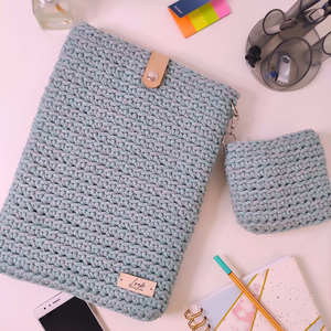 Horgolt laptoptartó egyedi méretben és színben - ajándék lecsatolható töltőtartóval - táska & tok - laptoptáska, laptop hátizsák - Meska.hu