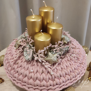 Adventi koszorú - horgolt púder alap, arany gyertyával - Meska.hu