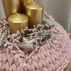 Adventi koszorú - horgolt púder alap, arany gyertyával - karácsony - adventi díszek - adventi koszorú - Meska.hu