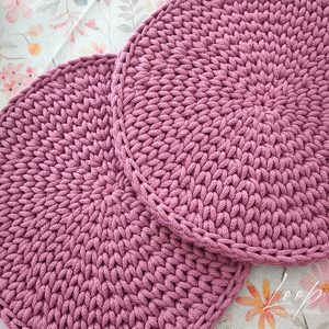 Horgolt asztali szett � 2 db tányéralátét és kosár, kézműves lakásdekor - otthon & életmód - konyhafelszerelés, tálalás - tálalás - tányér- és poháralátét - Meska.hu