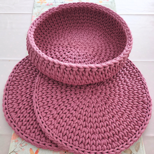 Horgolt asztali szett � 2 db tányéralátét és kosár, kézműves lakásdekor - otthon & életmód - konyhafelszerelés, tálalás - tálalás - tányér- és poháralátét - Meska.hu