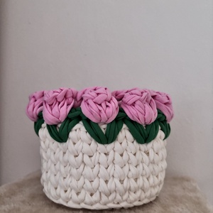 Horgolt tulipános kosár  - otthon & életmód - dekoráció - asztal és polc dekoráció - dekorációs tál, tartó - Meska.hu