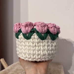 Horgolt tulipános kosár  - otthon & életmód - dekoráció - asztal és polc dekoráció - dekorációs tál, tartó - Meska.hu