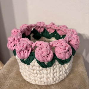 Horgolt tulipános kosár  - otthon & életmód - dekoráció - asztal és polc dekoráció - dekorációs tál, tartó - Meska.hu