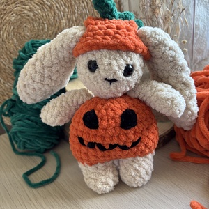 HORGOLÁS MINTA Halloween jelmezes nyuszi - kellékek & szerszámok - szerszámok, eszközök - eszköz kötéshez, horgoláshoz - Meska.hu