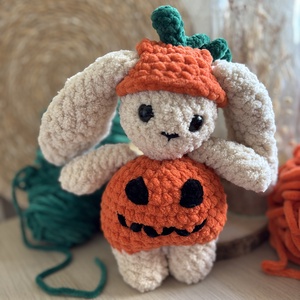 HORGOLÁS MINTA Halloween jelmezes nyuszi - kellékek & szerszámok - szerszámok, eszközök - eszköz kötéshez, horgoláshoz - Meska.hu