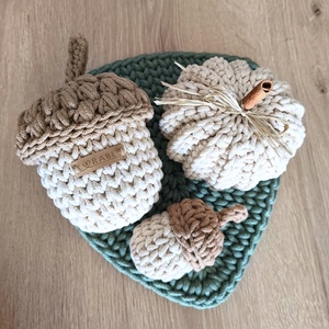 Őszi dekoráció szett, Otthon & Életmód, Dekoráció, Asztal és polc dekoráció, Asztaldísz, Horgolás, A szett tartalma:
1 db Mini makk : 8x6 cm
1 db makk tároló: 10x14 cm
1 db tök: 13x10 cm, MESKA