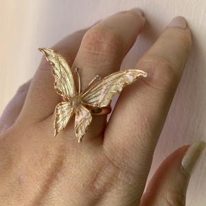Fehér pillangós gyűrű-Swarovski gyönggyel - Meska.hu