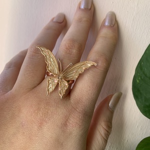 Fehér pillangós gyűrű-Swarovski gyönggyel - ékszer - gyűrű - figurális gyűrű - Meska.hu