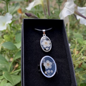 Fekete-fehér szárított virágos nyaklánc-gyűrű ékszerszett - ékszer - ékszerszett - Meska.hu