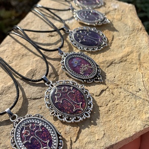 Lila keresztes nyaklánc - ékszer - nyaklánc - medálos nyaklánc - Meska.hu