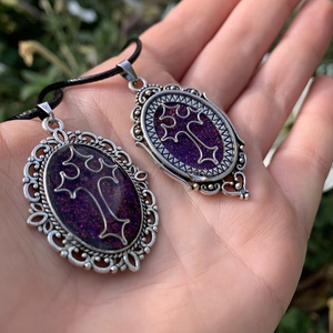 Lila keresztes nyaklánc - ékszer - nyaklánc - medálos nyaklánc - Meska.hu