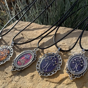 Türkiz-lila keresztes nyaklánc - ékszer - nyaklánc - medálos nyaklánc - Meska.hu