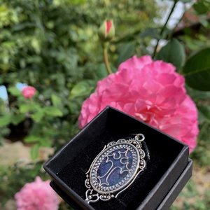 Türkiz-lila keresztes nyaklánc - ékszer - nyaklánc - medálos nyaklánc - Meska.hu