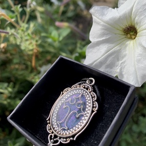 Türkiz-lila keresztes nyaklánc - ékszer - nyaklánc - medálos nyaklánc - Meska.hu