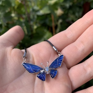 Tengerészkék pillangós medál - ékszer - nyaklánc - medál - Meska.hu