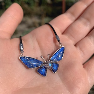 Tengerészkék pillangós medál - ékszer - nyaklánc - medál - Meska.hu