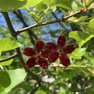 Burbundy vörös, virágos epoxy fülbevaló, Ékszer, Fülbevaló, Lógó fülbevaló, Ékszerkészítés, Fémmegmunkálás, MESKA
