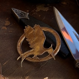 Éhezők viadala-fecsegő poszáta kitűző, Ékszer, Kitűző és Bross, Ékszerkészítés, Fémmegmunkálás, MESKA