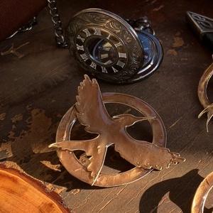 Éhezők viadala-fecsegő poszáta kitűző, Ékszer, Kitűző és Bross, Ékszerkészítés, Fémmegmunkálás, MESKA