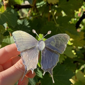 Szürke pillangós epoxy hajcsat - ruha & divat - hajdísz & hajcsat - hajdísz - Meska.hu