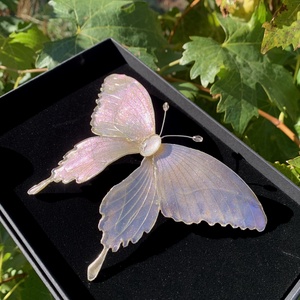 Törtfehér-csillámos pillangós epoxy hajcsat - ruha & divat - hajdísz & hajcsat - hajdísz - Meska.hu