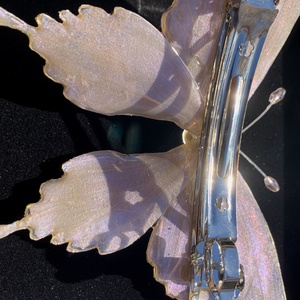 Törtfehér-csillámos pillangós epoxy hajcsat - ruha & divat - hajdísz & hajcsat - hajdísz - Meska.hu