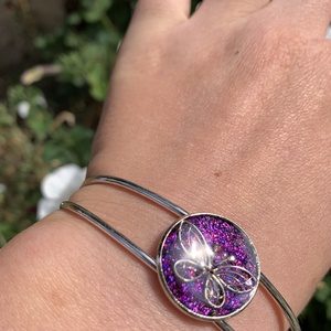 Lila csillámos pillangós epoxy karkötő - ékszer - karkötő - karperec - Meska.hu