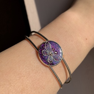 Lila csillámos pillangós epoxy karperec - ékszer - karkötő - karperec - Meska.hu