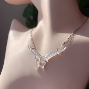 Gyöngyházfehér pillangós nyaklánc - ékszer - nyaklánc - medálos nyaklánc - Meska.hu