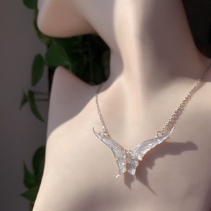 Gyöngyházfehér pillangós nyaklánc - ékszer - nyaklánc - medálos nyaklánc - Meska.hu