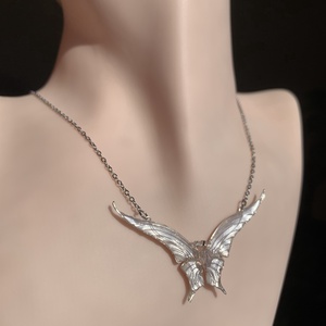 Gyöngyházfehér pillangós nyaklánc - ékszer - nyaklánc - medálos nyaklánc - Meska.hu