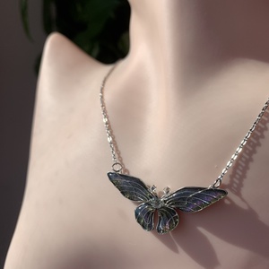 Liláskék-zöldessárga pillangós nyaklánc - ékszer - nyaklánc - medálos nyaklánc - Meska.hu