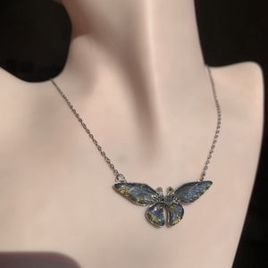 Liláskék-zöldessárga pillangós nyaklánc - ékszer - nyaklánc - medálos nyaklánc - Meska.hu