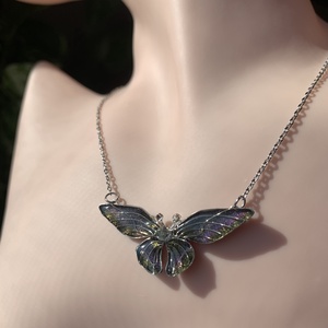 Liláskék-zöldessárga pillangós nyaklánc - ékszer - nyaklánc - medálos nyaklánc - Meska.hu