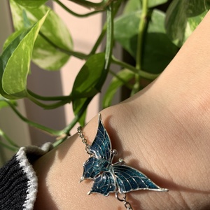 Türkiz pillangós karkötő - ékszer - karkötő - karkötő medállal - Meska.hu