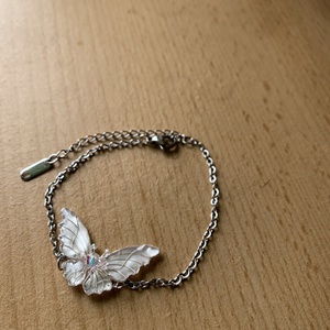 Gyöngyházfehér pillangós karkötő - ékszer - karkötő - karkötő medállal - Meska.hu
