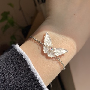 Gyöngyházfehér pillangós karkötő - ékszer - karkötő - karkötő medállal - Meska.hu