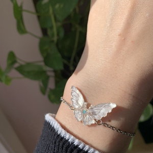 Gyöngyházfehér pillangós karkötő - ékszer - karkötő - karkötő medállal - Meska.hu