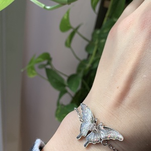 Ezüst pillangós karkötő - ékszer - karkötő - karkötő medállal - Meska.hu