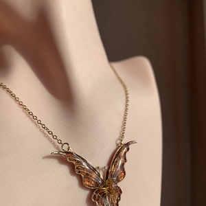 Narancssárga-arany pillangós nyaklánc - ékszer - nyaklánc - medálos nyaklánc - Meska.hu