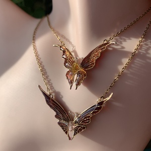 Narancssárga-arany pillangós nyaklánc - ékszer - nyaklánc - medálos nyaklánc - Meska.hu