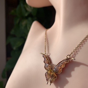 Narancssárga-arany pillangós nyaklánc - ékszer - nyaklánc - medálos nyaklánc - Meska.hu