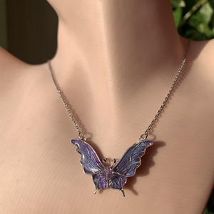 Lila pillangós nyaklánc - ékszer - nyaklánc - medálos nyaklánc - Meska.hu