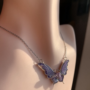 Lila pillangós nyaklánc - ékszer - nyaklánc - medálos nyaklánc - Meska.hu