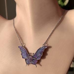 Lila pillangós nyaklánc - ékszer - nyaklánc - medálos nyaklánc - Meska.hu