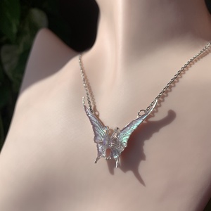 Lilás fehér pillangós nyaklánc - ékszer - nyaklánc - medálos nyaklánc - Meska.hu