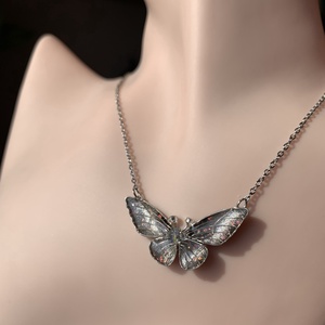 Ezüst-rózsaszín csillámos pillangós nyaklánc - ékszer - nyaklánc - medálos nyaklánc - Meska.hu