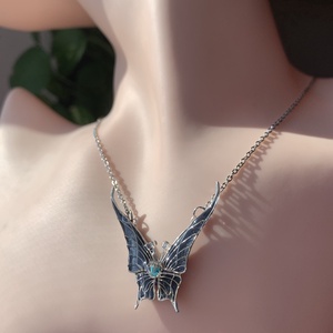 Ködös kék pillangós nyaklánc - ékszer - nyaklánc - medálos nyaklánc - Meska.hu